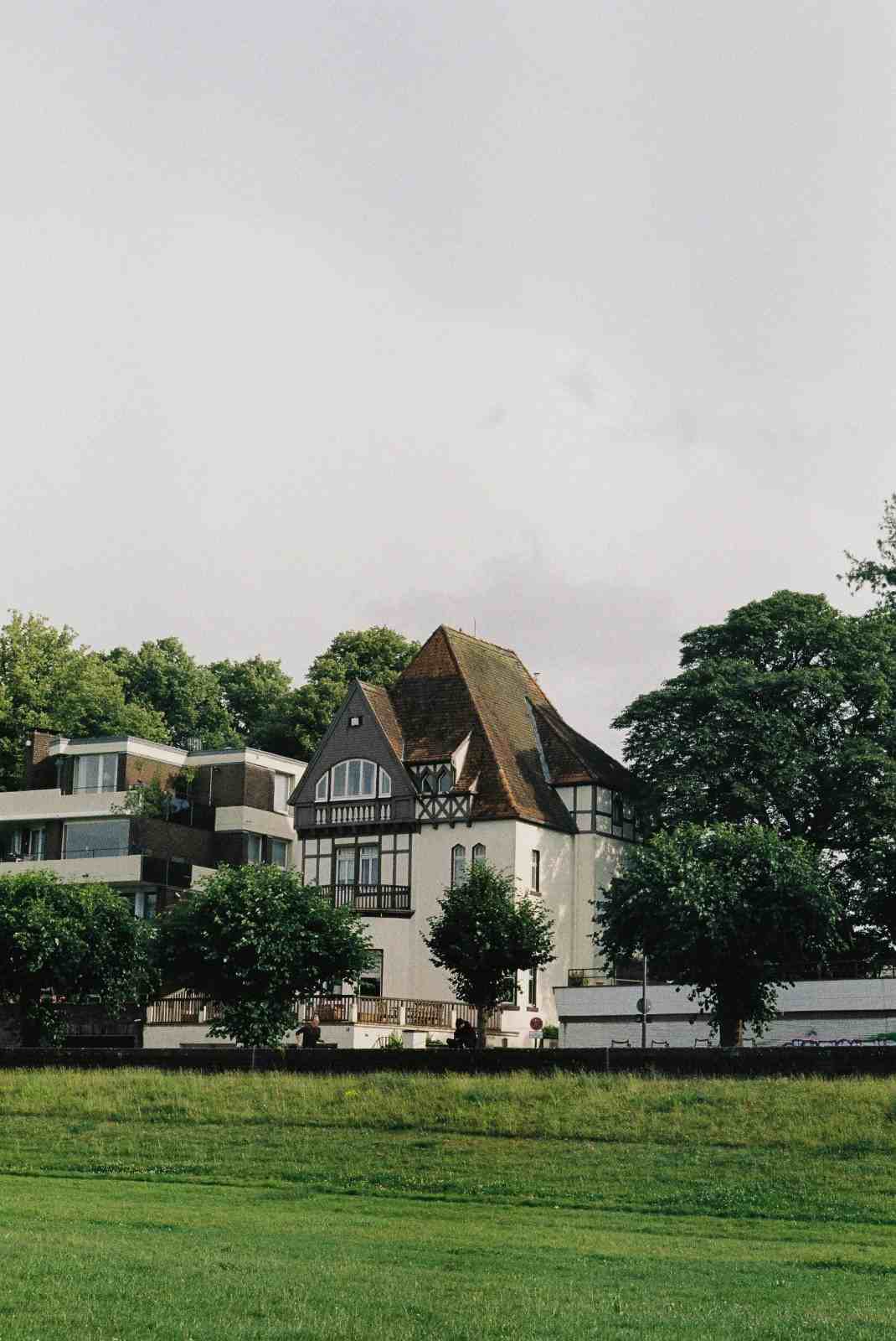 Ein großes weißes Gebäude auf einer sattgrünen Wiese